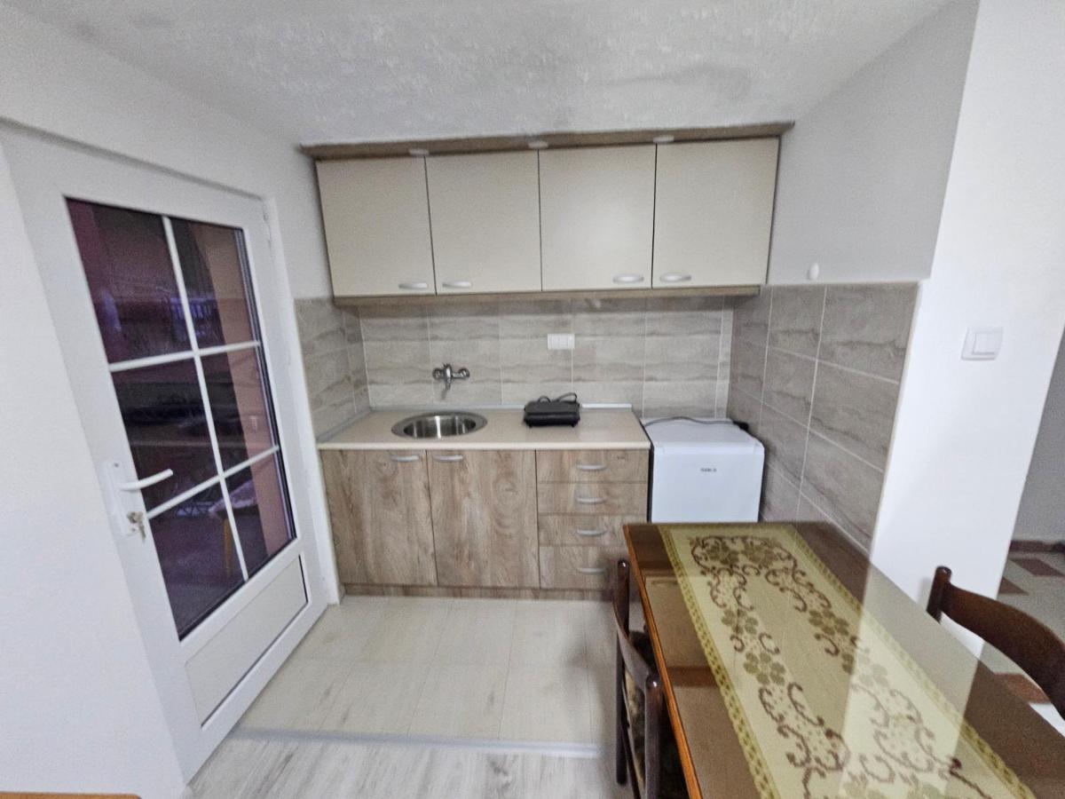 Kuca Vasiljevica 064/16 88 141 * Kraljevo