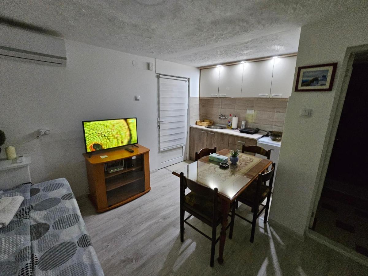 Kuca Vasiljevica 064/16 88 141 Kraljevo